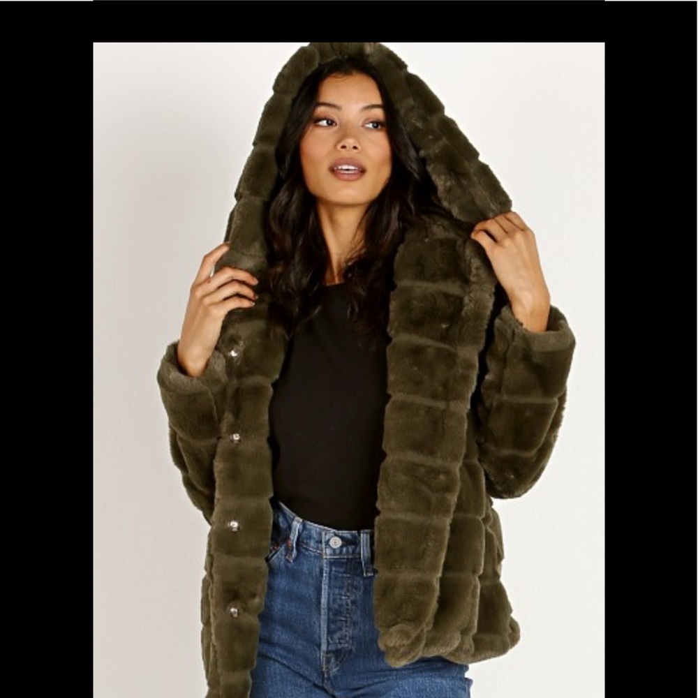Apparis must have goldie coat! Like new